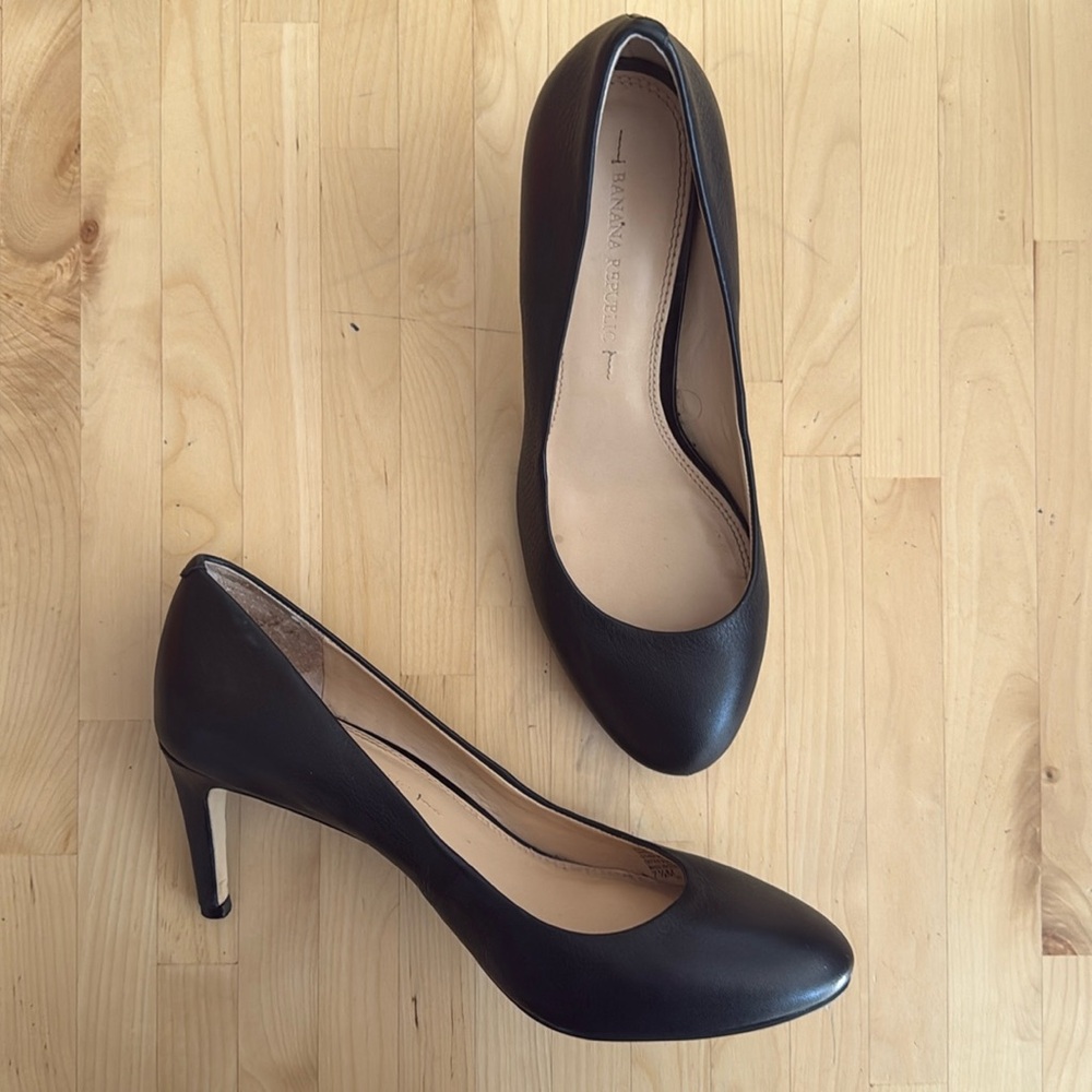 BANANA REPUBLIC Round Toe Heels